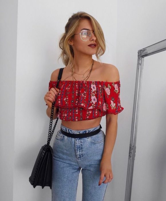 Chica usando un crop top rojo 