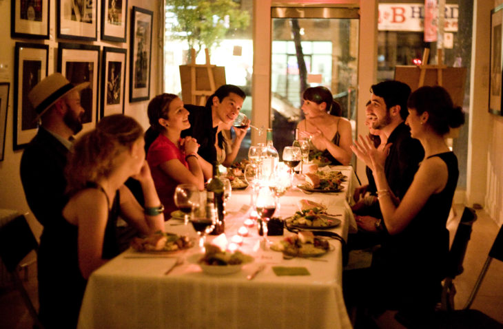 Personas durante una cena 