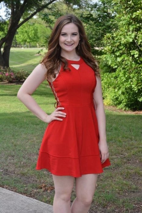 Chica con vestido rojo 