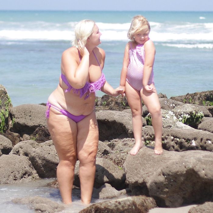 Allison Kimmey junto a su hija en la playa