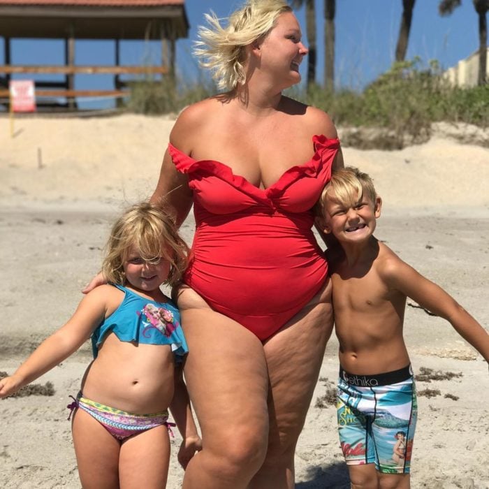 Allison Kimmey junto a sus hijos en la playa