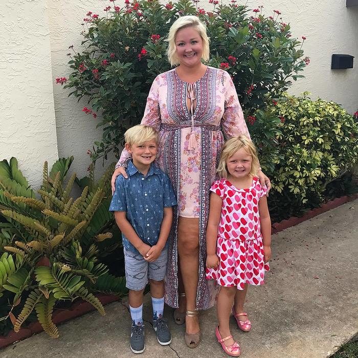 Allison Kimmey junto a sus hijos 