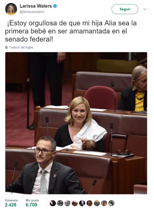 captura de pantalla mujer rubia sentada 