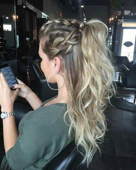 mujer con media cola y trenzas 