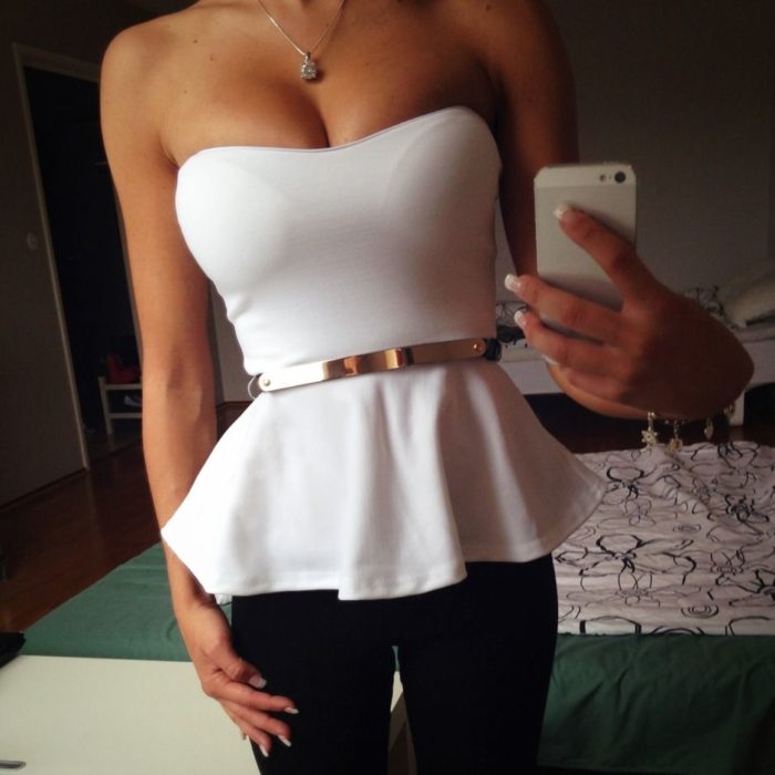 mujer con blusa blanca 