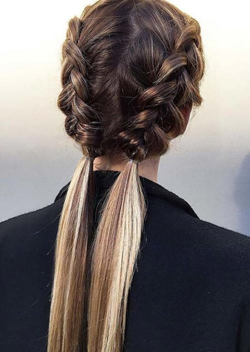 mujer con dos medias trenzas 