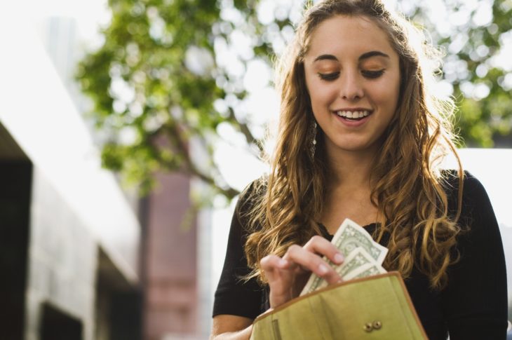 mujer rubia con dinero 