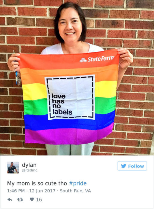 mujer con bandera orgullo gay 