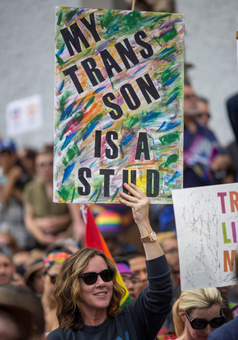 mujer con cartel orgullo gay 