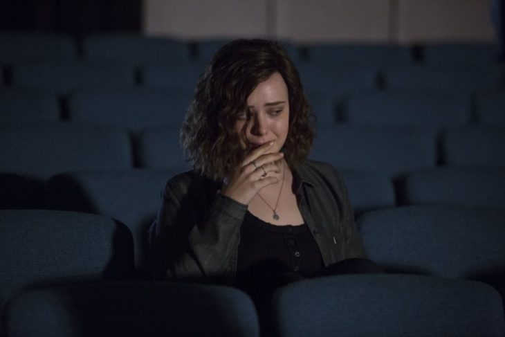 mujer llorando cabello corto