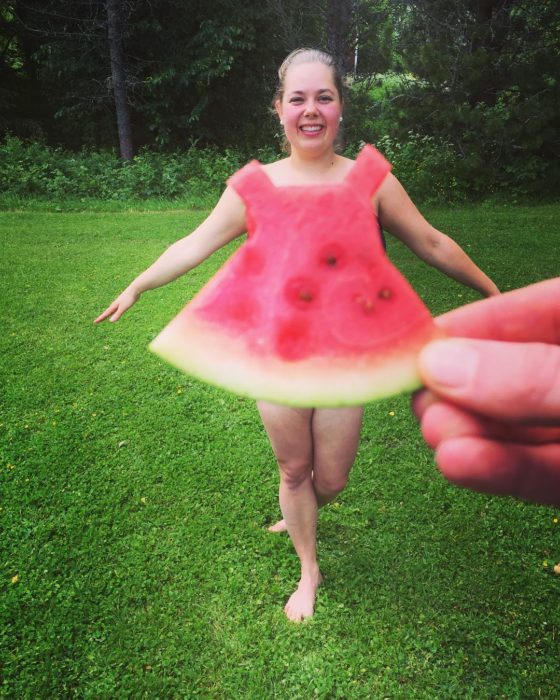 Chica usando la tendencia de vestido de sandía 