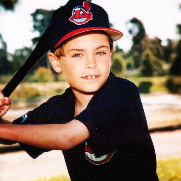 niño rubio jugando baseball 