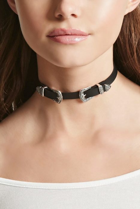 mujer con choker 