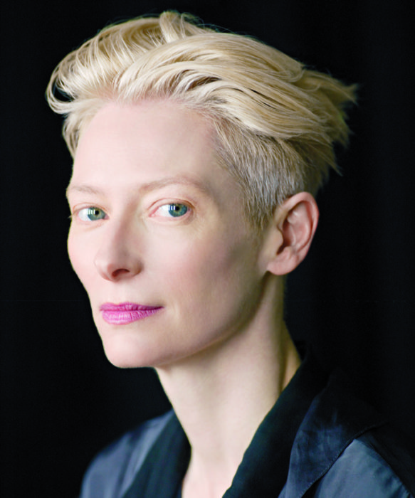 Tilda Swinton posando para una fotografía 