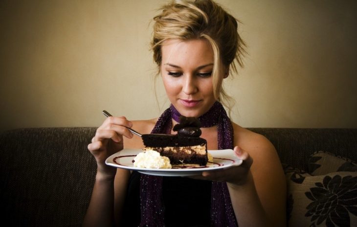 chica comiendo pastel