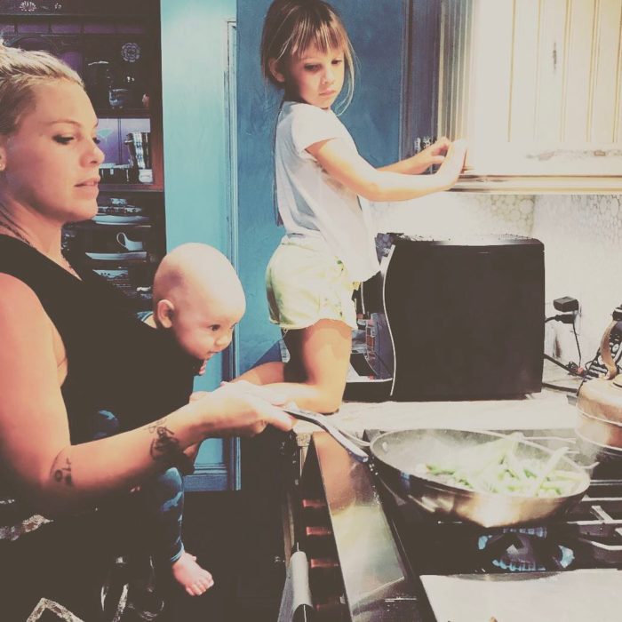 Familia preparando cena