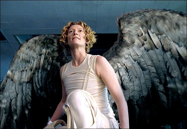Tilda Swilton en el papel del Ángel Gabriel en la película 'Constantine' 