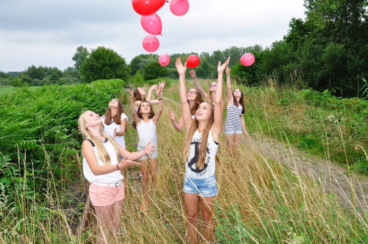 niñas globos