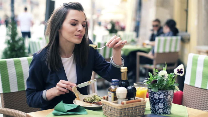 mujer comiendo