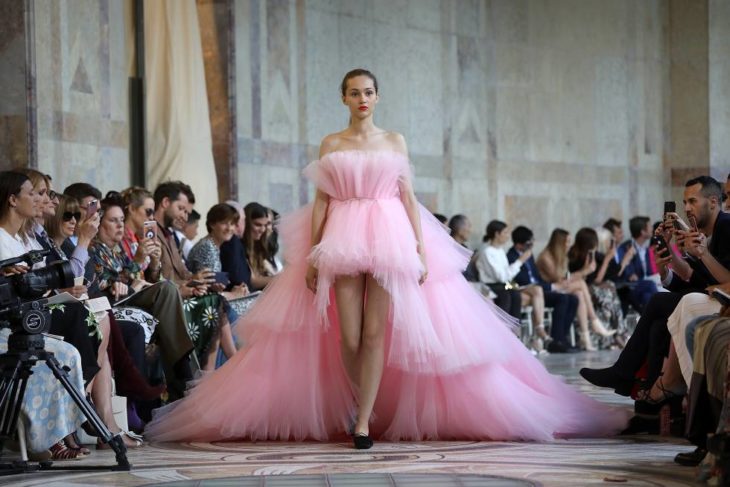 mujer con vestido rosa 