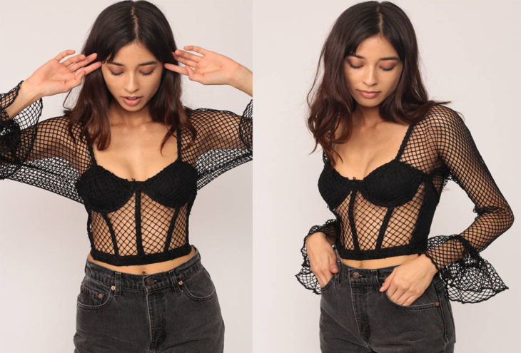 mujer con top de transparencias 