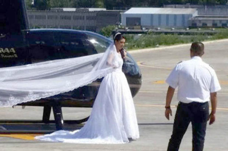 mujer con velo de novia 