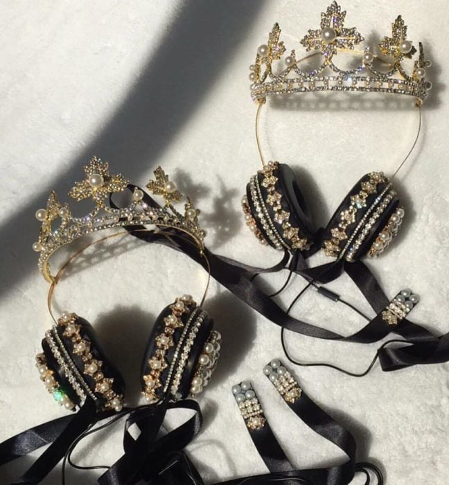 Audifonos con perlas y una corona 