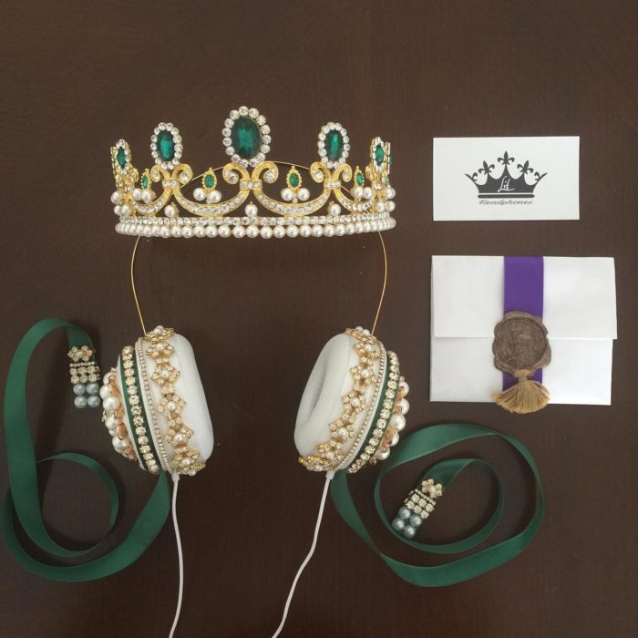 Audifonos con perlas y una corona 