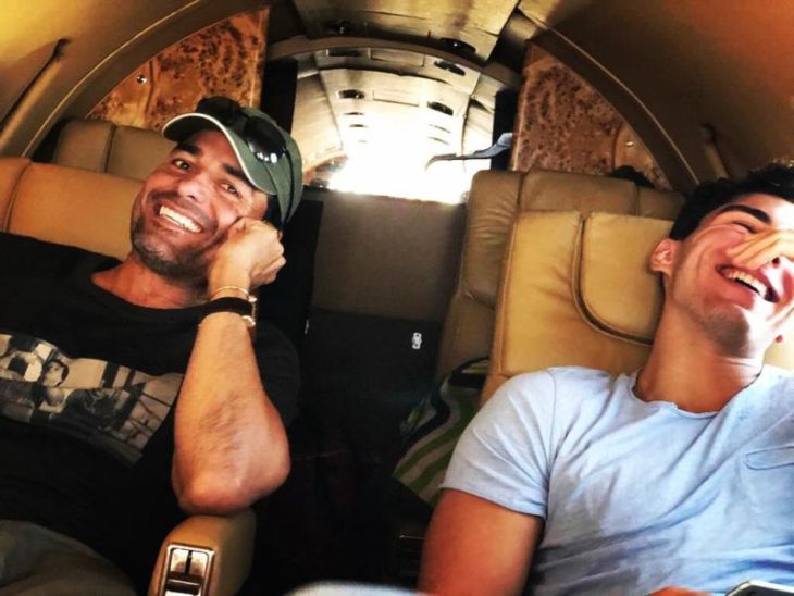 Chayanne sentado junto a su hijo dentro de un avión privado