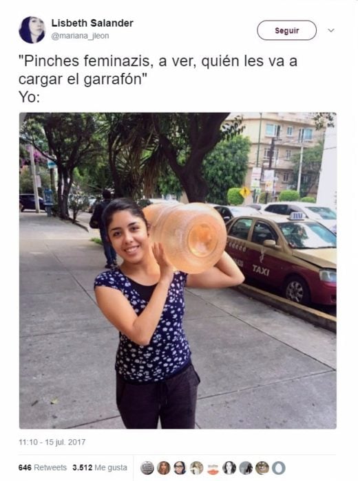 Chica cargando garrafa de agua 