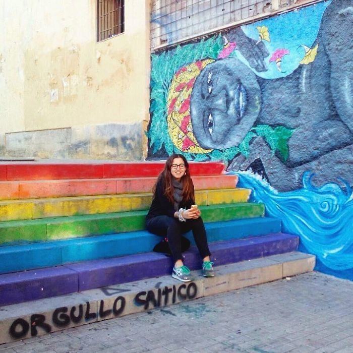 Artista que llenó de color las estrías 