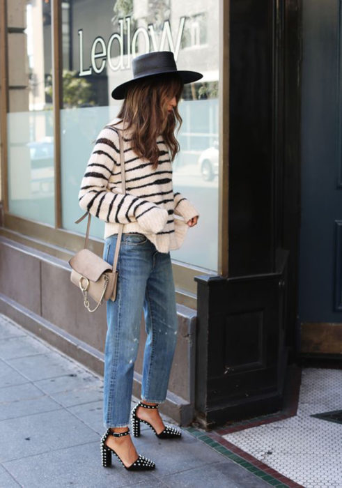 Chica con zapatos chunky heels