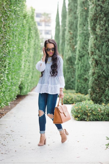 Chica con zapatos chunky heels