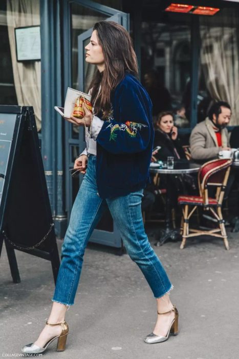 Chica con zapatos chunky heels