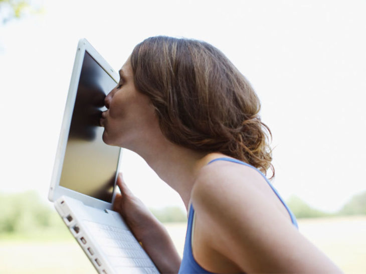 mujer besando pantalla 