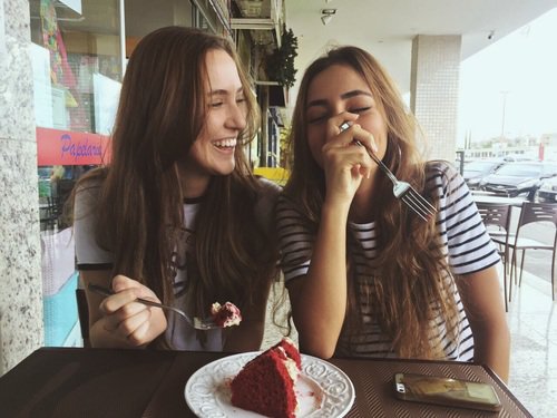 chicas comiendo pastel