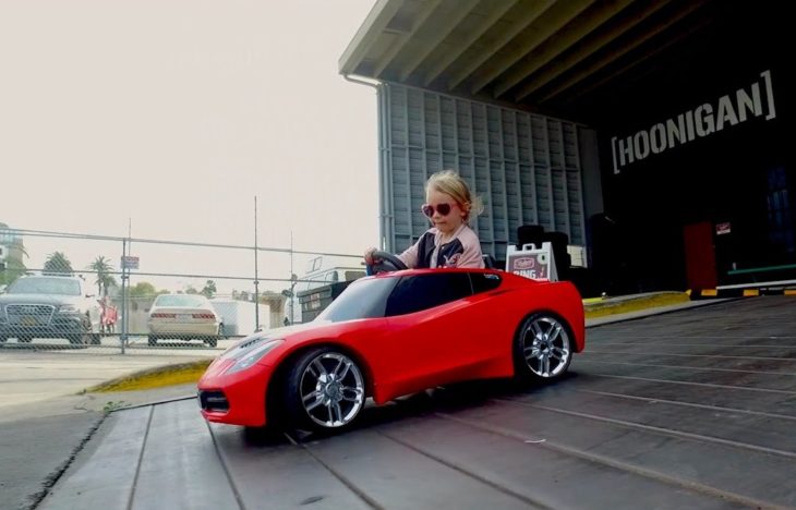 niña rubia en coche de carreras 