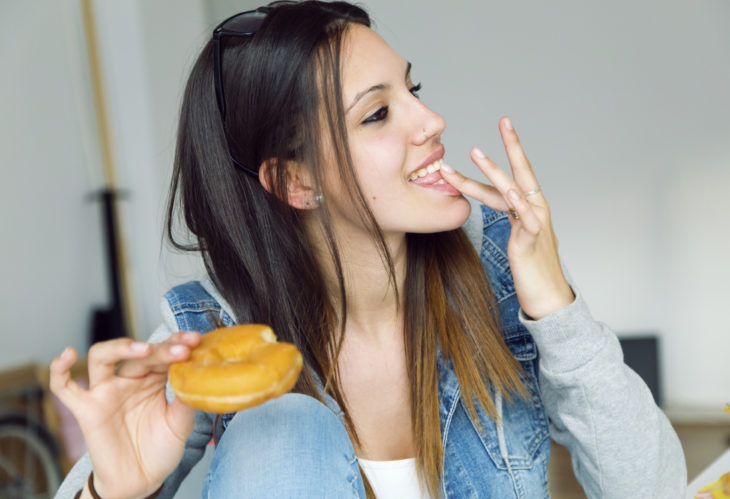 Chica comiendo donas 