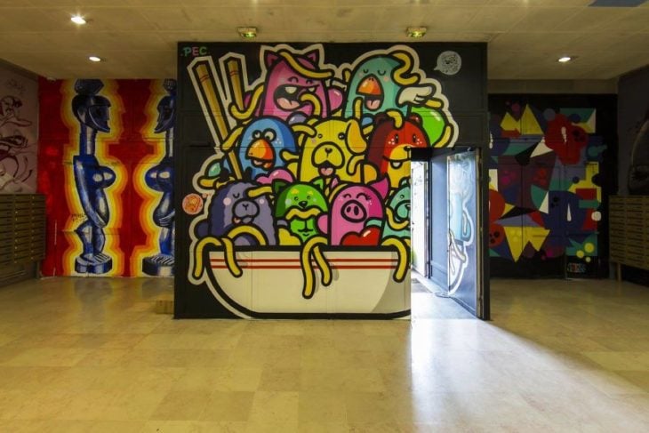 Escuela decorada con graffitis 