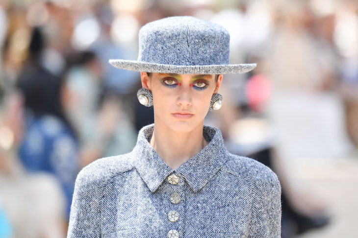 mujer con traje azul y sombrero 