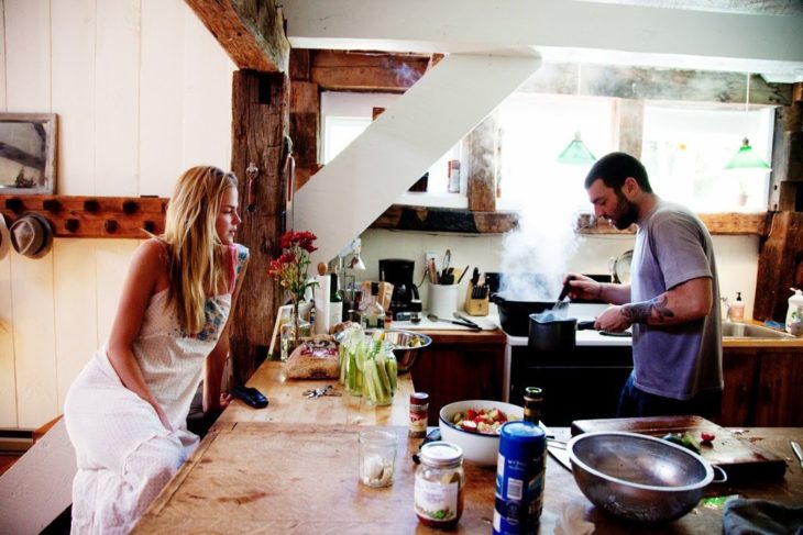 mujer rubia con hombre en la cocina 