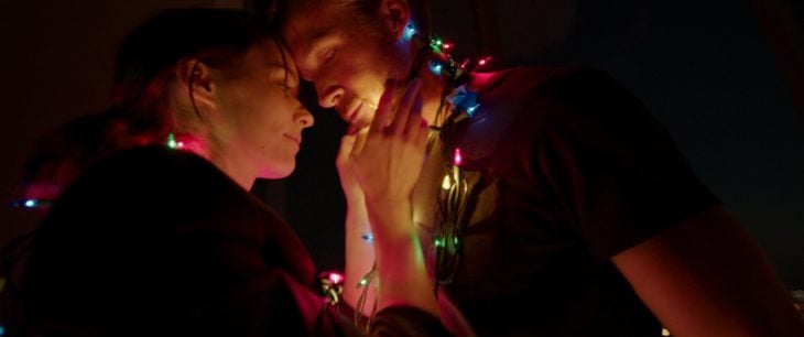 hombre y mujer con serie de luces de colores 