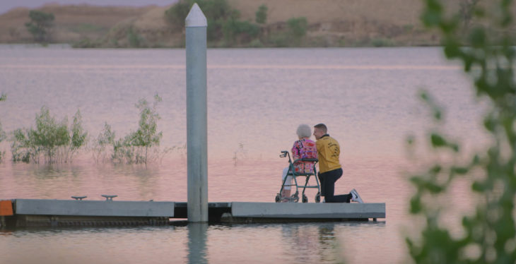 Mcklemore junto a su abuelita en un video 