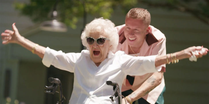 Mclemore junto a su abuelita