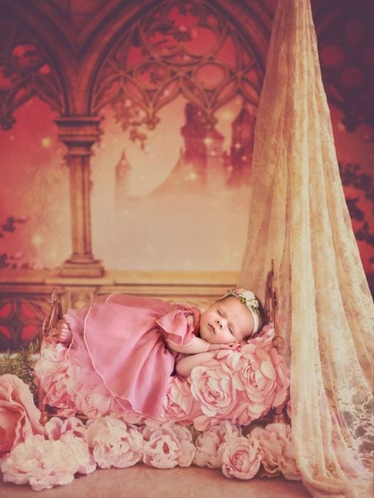 Bebé vestida como una mini princesa de Disney