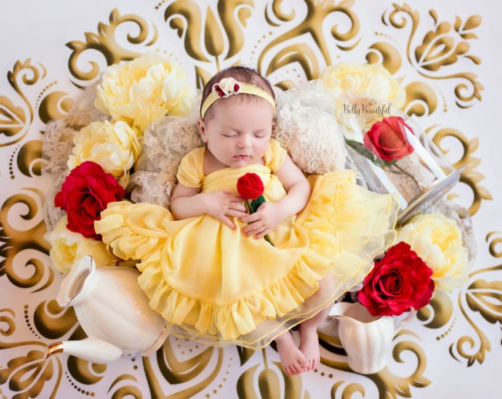 Bebé vestida como una mini princesa de Disney