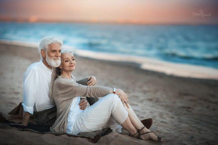 Pareja de ancianos en una sesión de fotos 