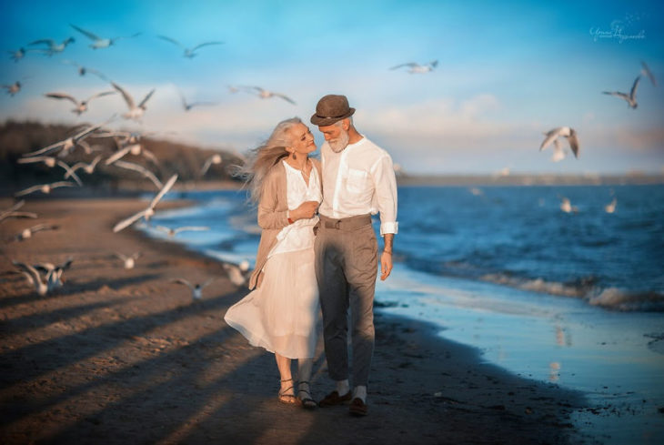 Pareja de ancianos en una sesión de fotos 