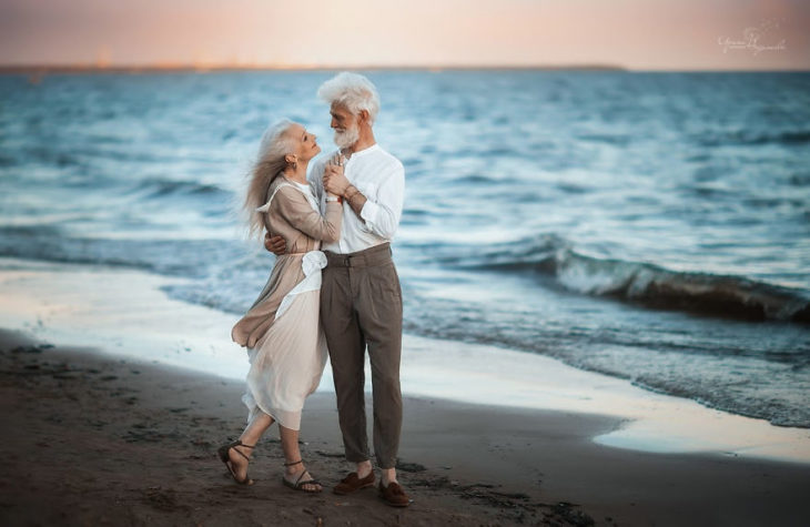 Pareja de ancianos en una sesión de fotos 