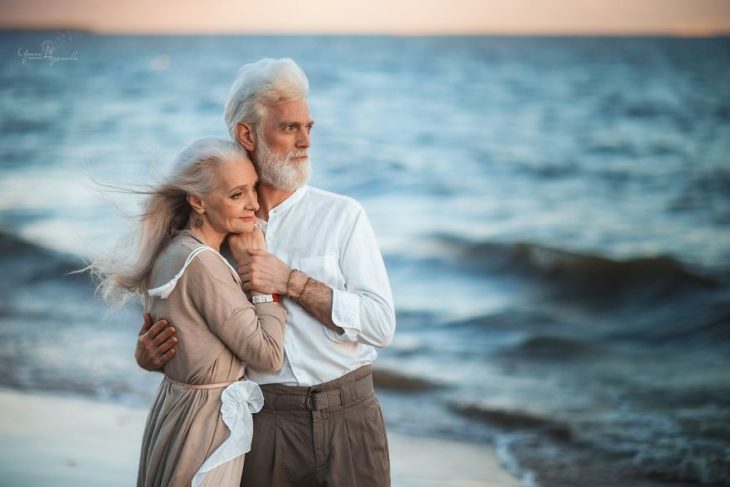 Pareja de ancianos en una sesión de fotos 